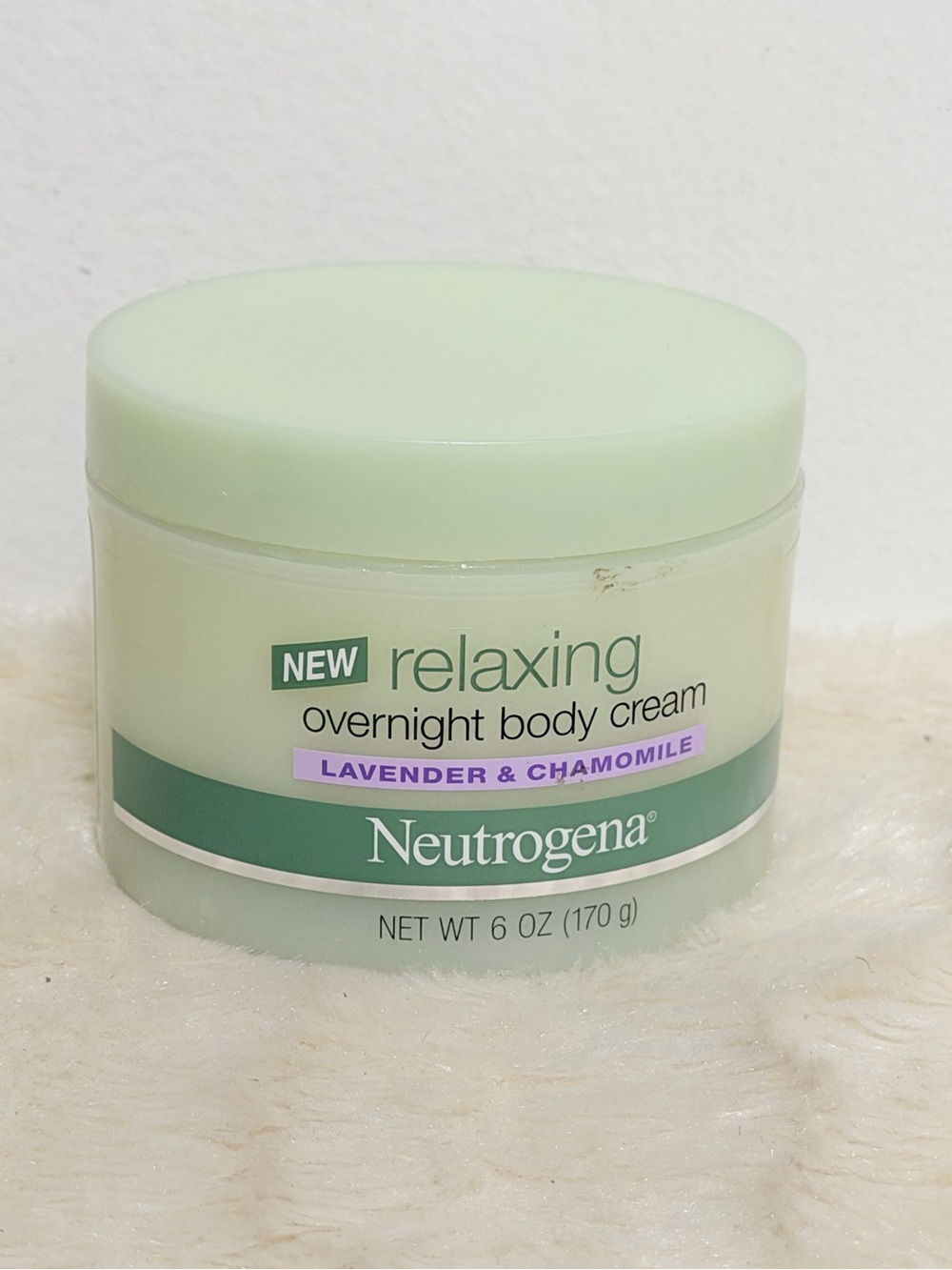 Neutrogena Relaxing Overnight Body Cream - Lavender & Chamomile (Green)